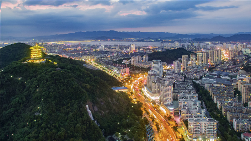 臺州新春第一會，3位企業家坐主席臺，書記到臺前為他們頒獎